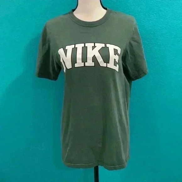⭐️ Men’s Nike green teeshirt in size medium - Picture 1 of 5